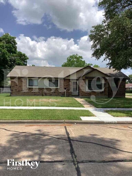 10127 Carlow Ln in La Porte, TX - Building Photo
