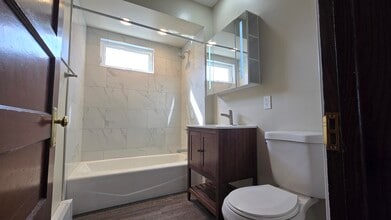 39 W School St, Unit B in Westfield, MA - Building Photo - Building Photo