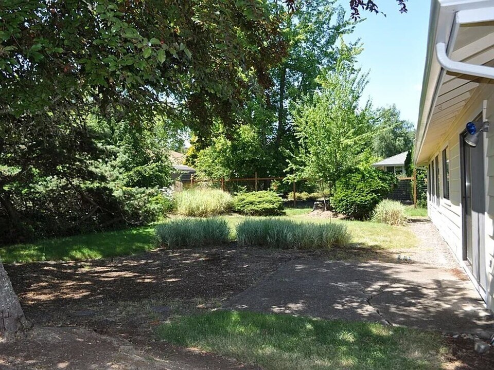 2850 NW Monterey Dr in Corvallis, OR - Building Photo