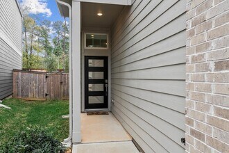 120 Red Cascade Trl in Willis, TX - Foto de edificio - Building Photo
