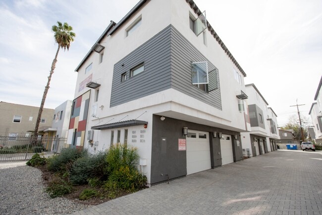 F78--1168 W. 36th Place in Los Angeles, CA - Building Photo - Building Photo