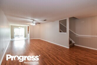 4030 Laurelwood Dr in Jacksonville, FL - Foto de edificio - Building Photo