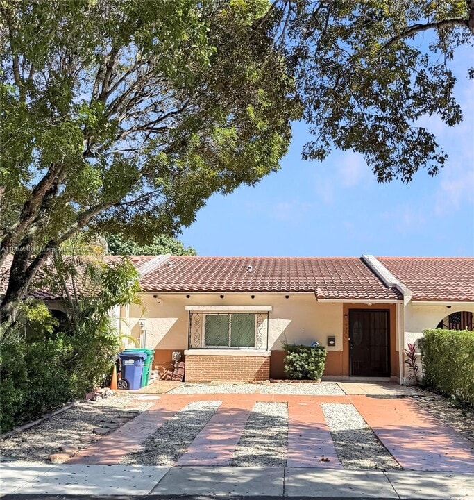 6936 Holly Rd in Miami Lakes, FL - Building Photo