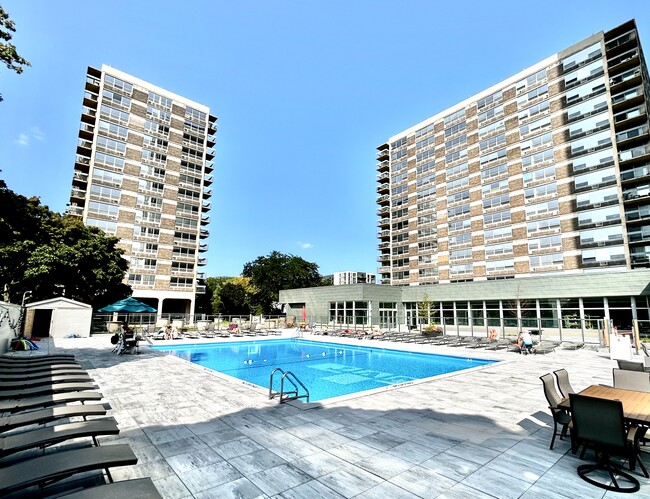 Juneau Village Towers in Milwaukee, WI - Foto de edificio - Building Photo