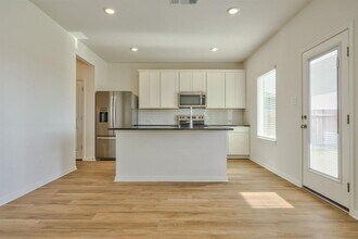 129 Honey Bee Rd in Jarrell, TX - Building Photo - Building Photo