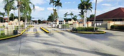18810 NW 57th Ave, Unit 202 in Hialeah, FL - Building Photo - Building Photo