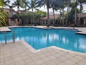 7910 N Nob Hill Rd in Tamarac, FL - Building Photo - Building Photo