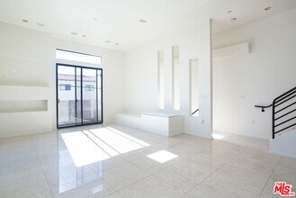 8639 Whitworth Dr in Los Angeles, CA - Building Photo - Building Photo