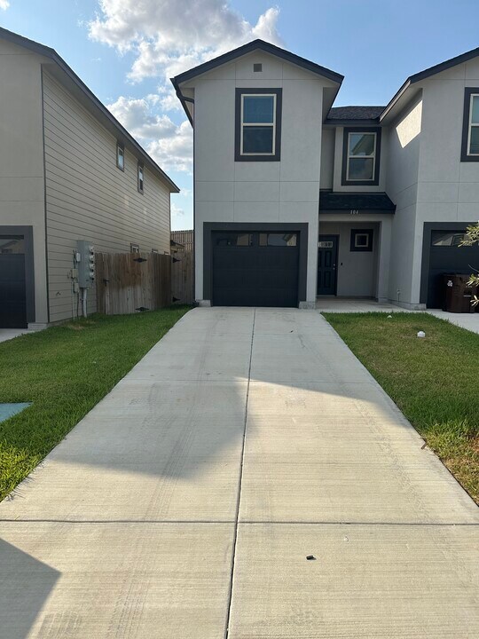 8415 V. Verona in San Antonio, TX - Building Photo
