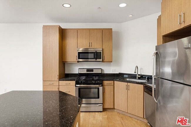 1408 W Washington Blvd in Los Angeles, CA - Building Photo - Building Photo