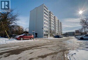 135 Base Line Rd W in London, ON - Building Photo