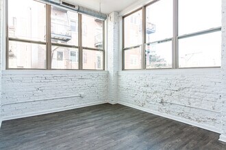 932 W Dakin St, Unit 304 in Chicago, IL - Foto de edificio - Building Photo