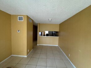 4207 Lakeside Dr in Tamarac, FL - Building Photo - Building Photo