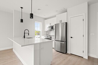 103 Cottage St, Unit 406 in Lynn, MA - Building Photo - Building Photo