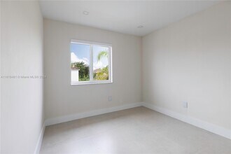 8713 SW 214th St in Cutler Bay, FL - Foto de edificio - Building Photo