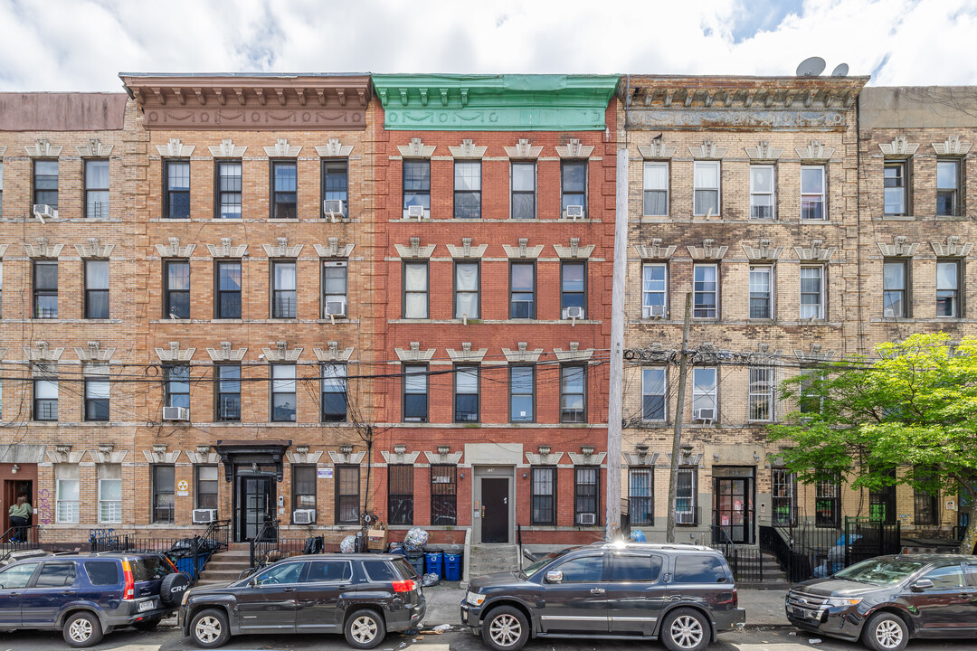 136 Grattan St in Brooklyn, NY - Building Photo