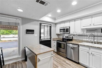 694 Serramonte Dr in Marietta, GA - Building Photo - Building Photo