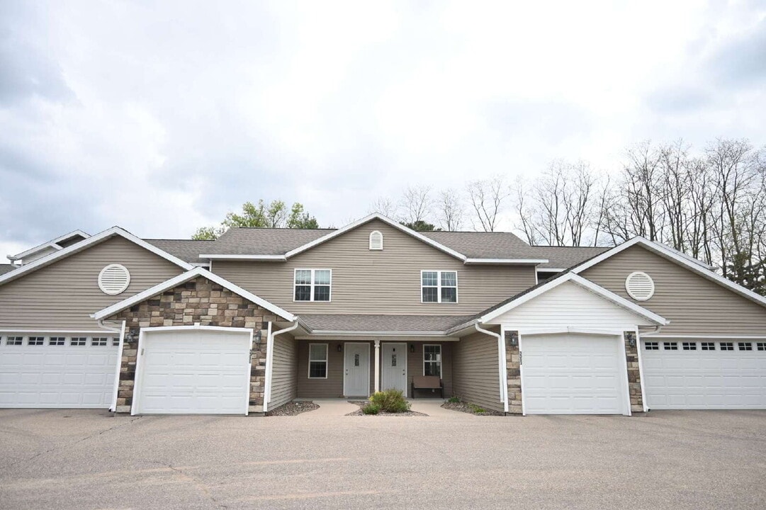 3301 Echo Dells Ave in Stevens Point, WI - Foto de edificio