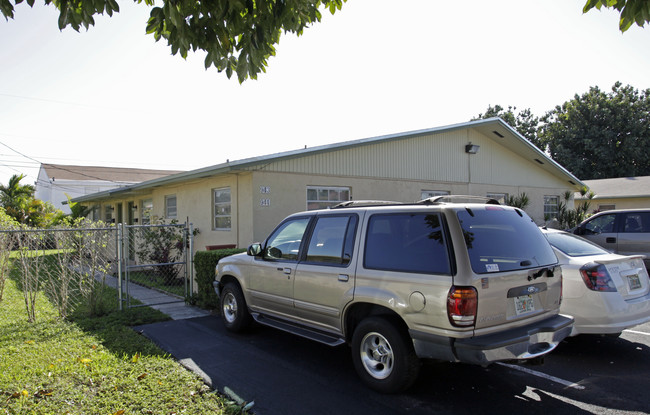 935-957 SW 71st Ave in Miami, FL - Foto de edificio - Building Photo