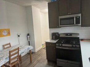 647 Anderson Ave, Unit 3 rear in Cliffside Park, NJ - Building Photo - Building Photo