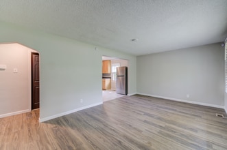 10561 Hobday Ave in St. Ann, MO - Foto de edificio - Building Photo
