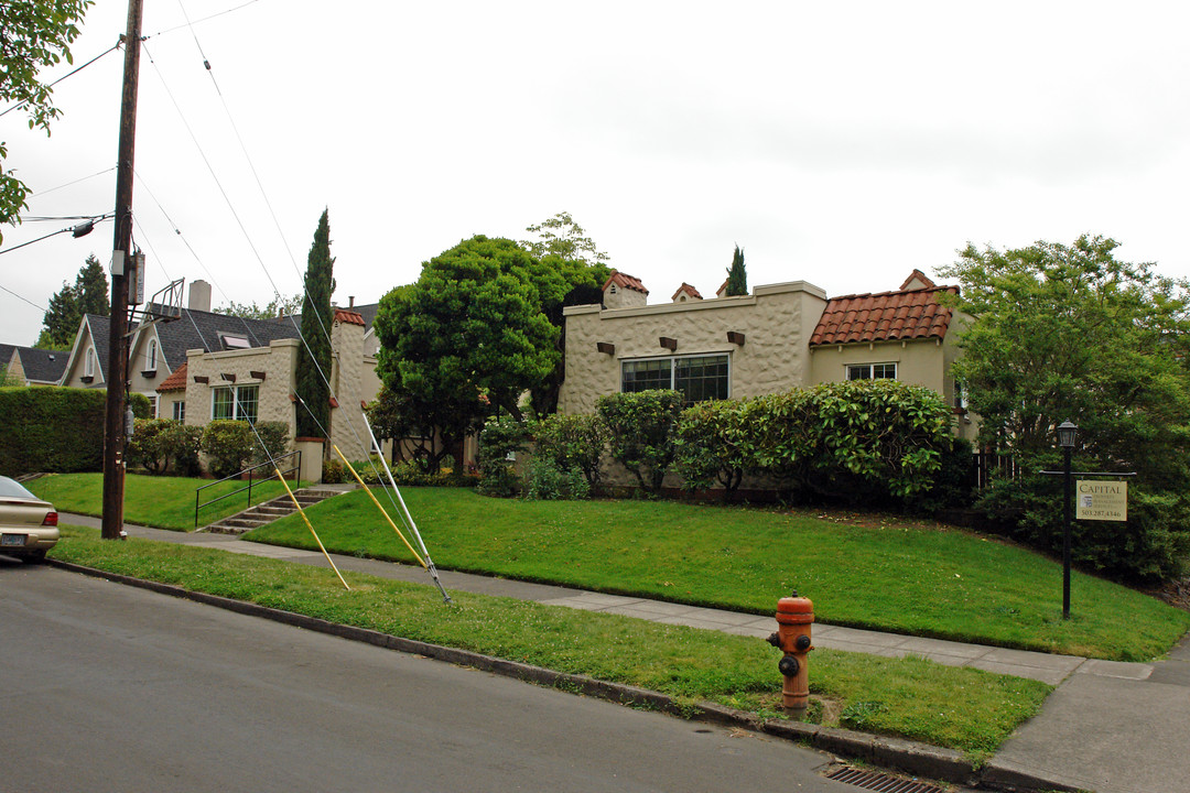 2010 SE Sherman St in Portland, OR - Foto de edificio