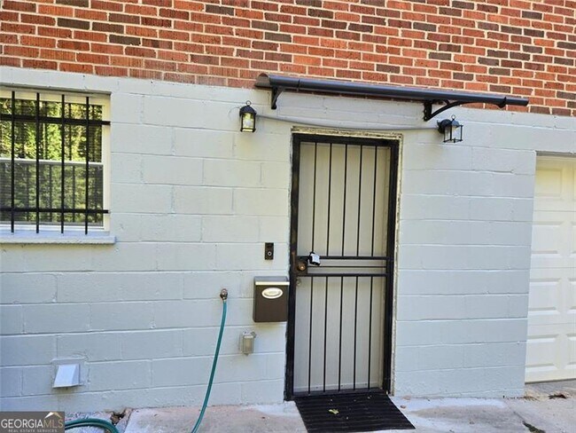 1049 Tuckawanna Dr SW in Atlanta, GA - Building Photo - Building Photo