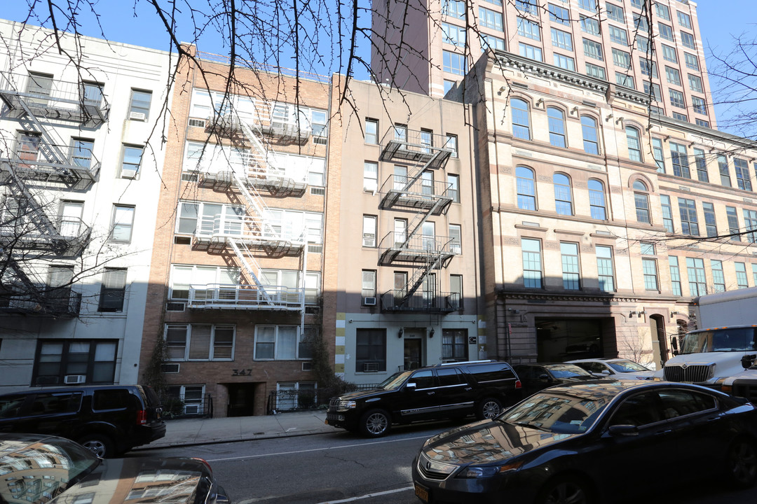 349 E 51st St in New York, NY - Building Photo