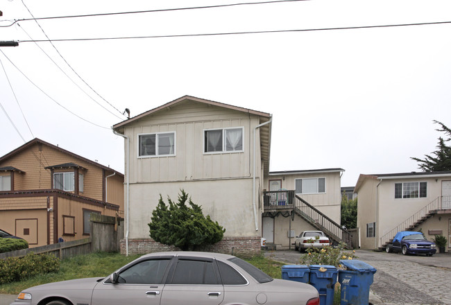 470 Oak Ave in Half Moon Bay, CA - Foto de edificio - Building Photo