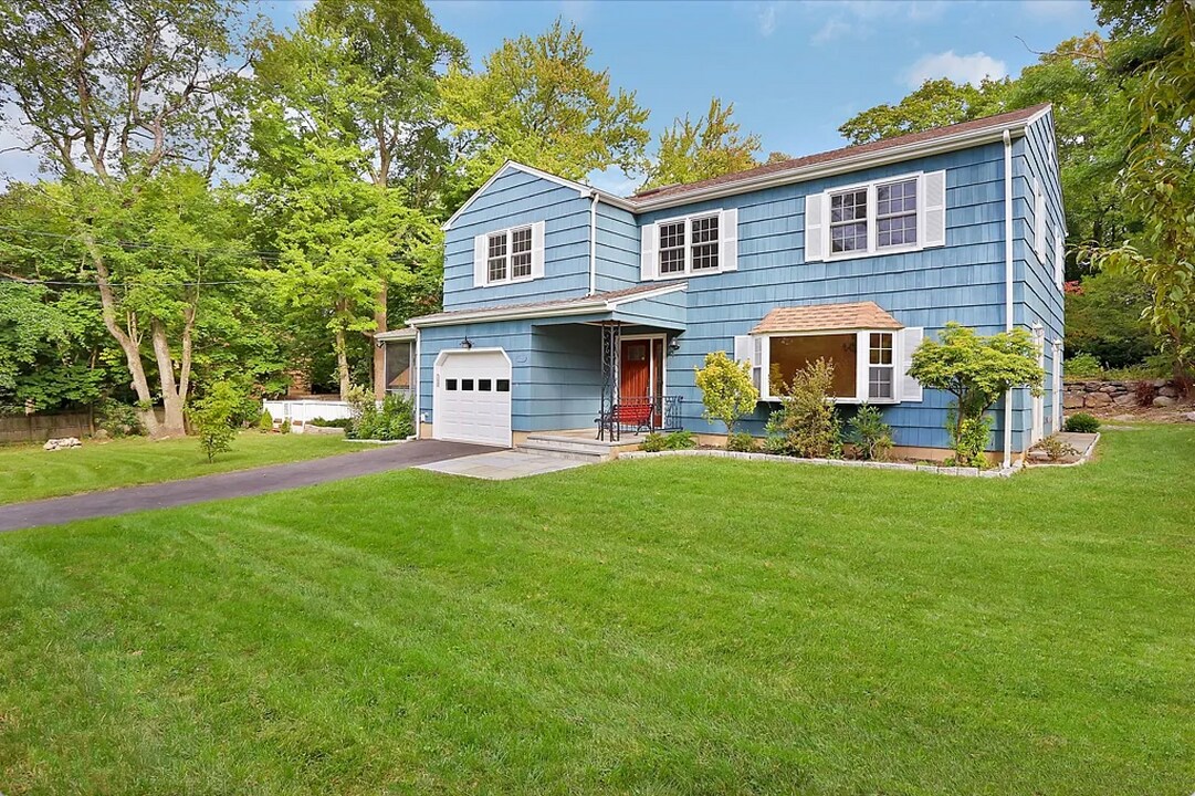 41 Leonard Ave in Greenwich, CT - Building Photo
