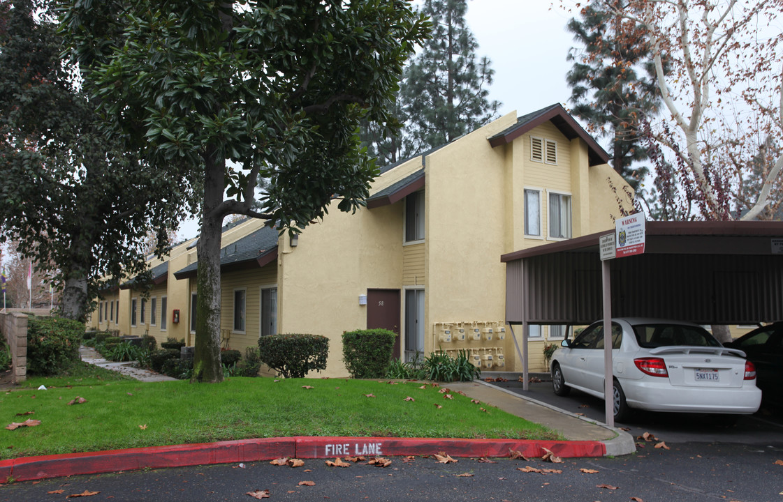 Alpine Woods Apartments in Upland, CA - Foto de edificio