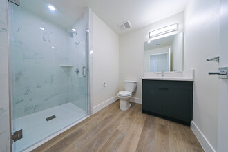 1317 W Jefferson Blvd in Los Angeles, CA - Building Photo - Building Photo