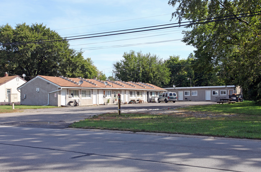 6749 Middlebelt Rd in Romulus, MI - Foto de edificio