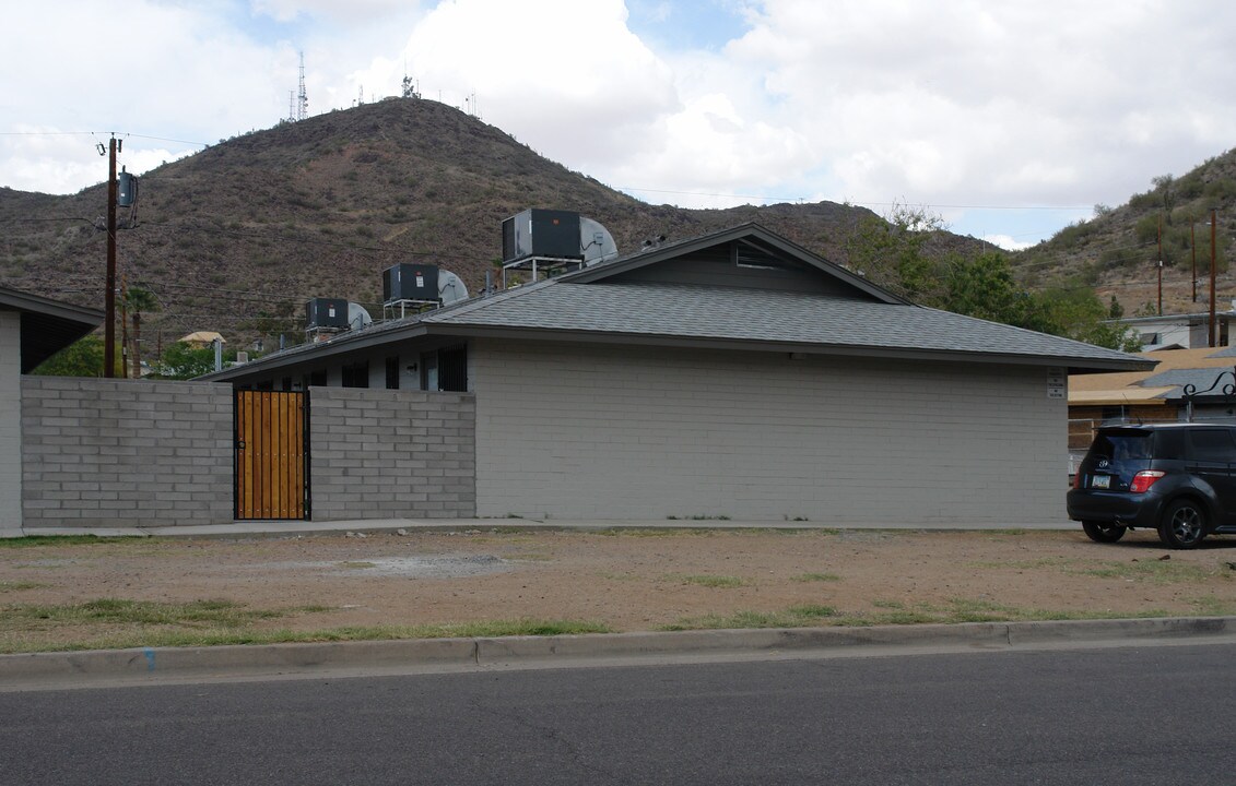 1326 W Becker Ln in Phoenix, AZ - Foto de edificio