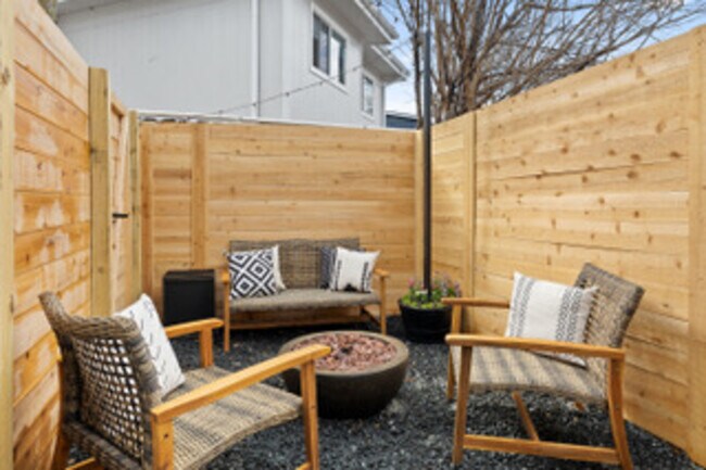 1206 Hollow Creek Dr-Unit -4.1344875 in Austin, TX - Foto de edificio - Building Photo