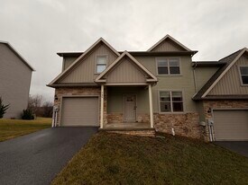 746 Golden Spring Dr in Waynesboro, PA - Building Photo