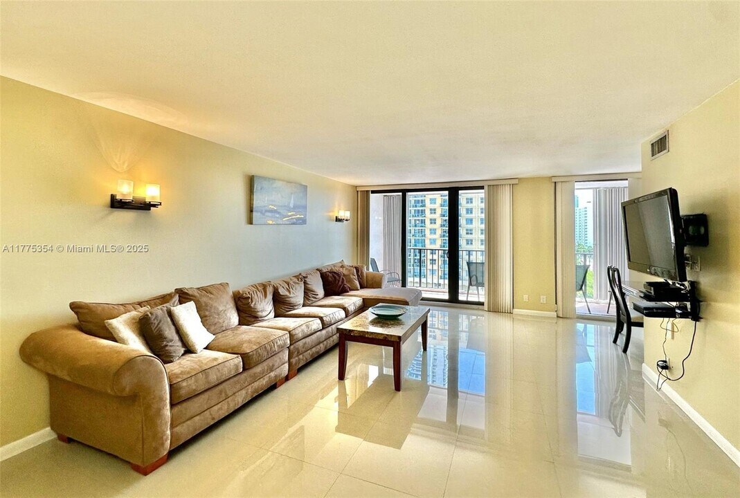 2401 S Ocean Dr in Hollywood, FL - Building Photo