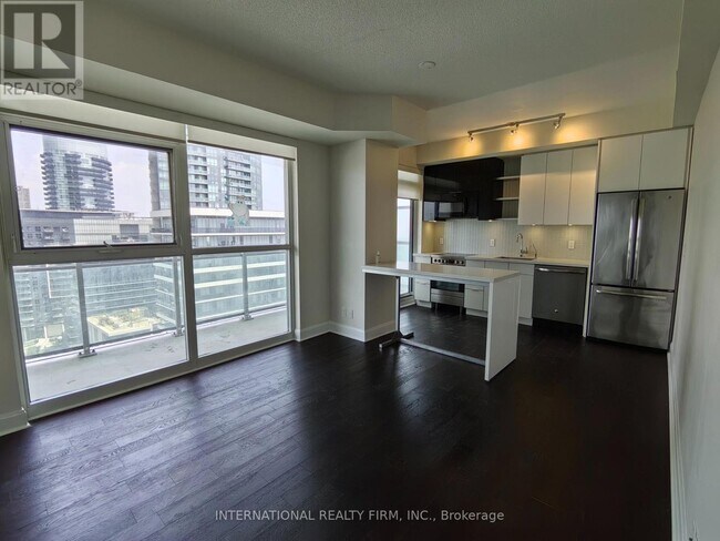 33 Shore Breeze Dr in Toronto, ON - Building Photo - Building Photo