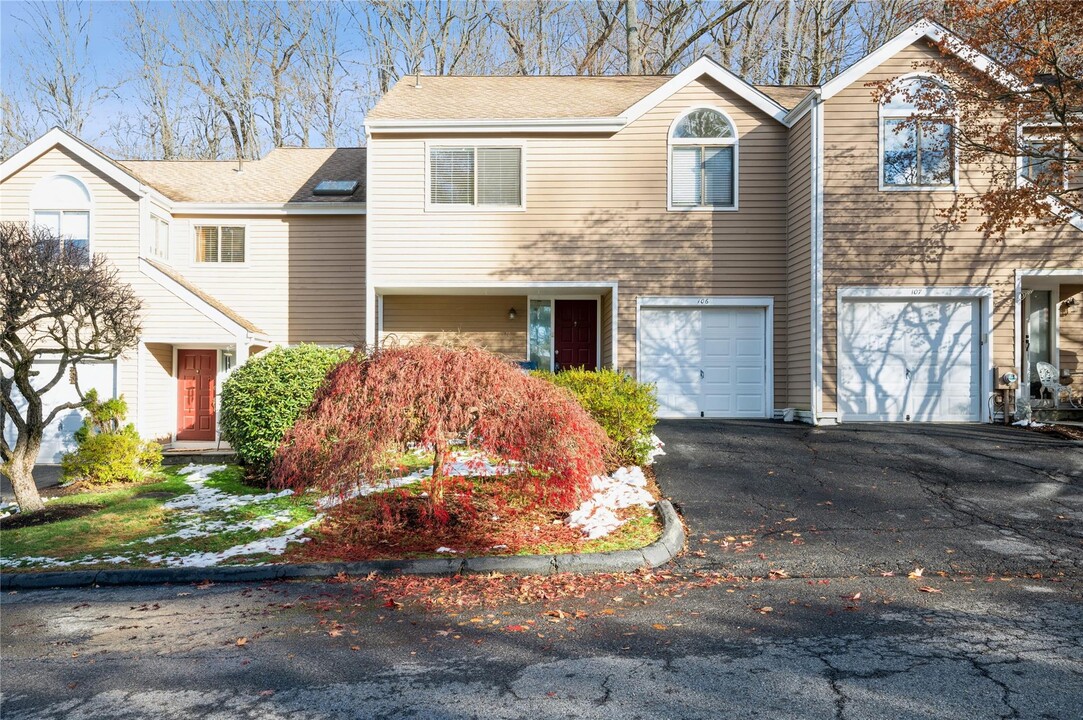 106 Rambling Brook Rd in Chappaqua, NY - Building Photo