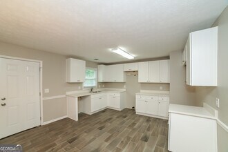 8218 Lakeview Dr SW in Covington, GA - Building Photo - Building Photo