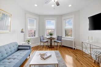 1564 Commonwealth Ave, Unit 1 in Boston, MA - Foto de edificio - Building Photo