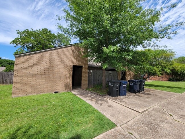 613 Navarro Dr in College Station, TX - Building Photo - Building Photo