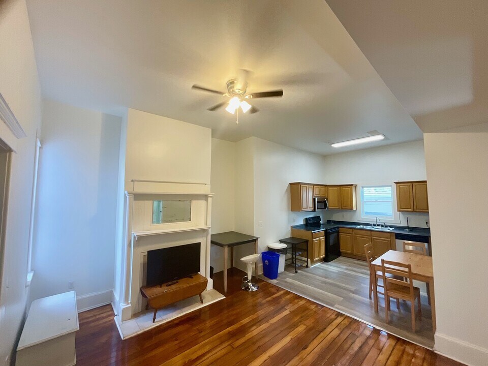 128 E Waldburg St, Unit 128 E. Waldburg in Savannah, GA - Building Photo