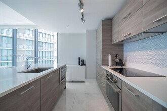 650 NE 32nd St, Unit 1701 in Miami, FL - Building Photo - Building Photo