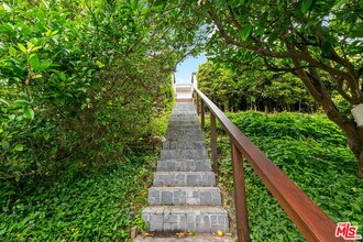 25143 Malibu Rd in Malibu, CA - Building Photo - Building Photo