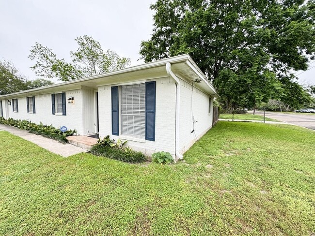 301 E Park Ave in Victoria, TX - Building Photo - Building Photo