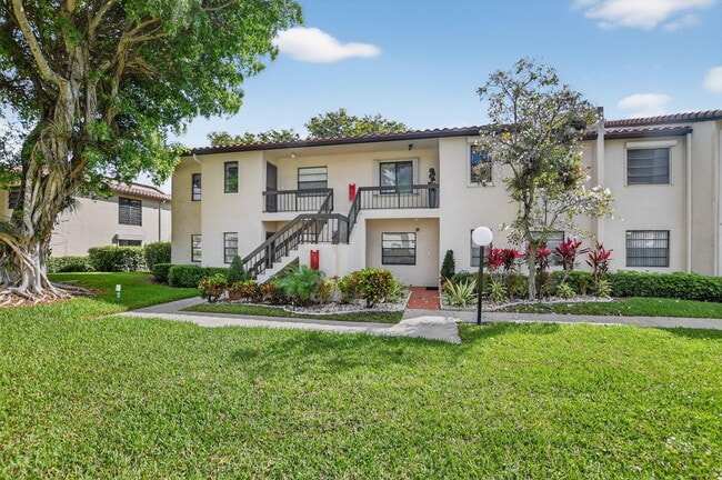 21650 Juego Cir in Boca Raton, FL - Building Photo - Building Photo