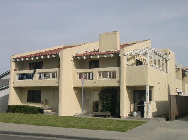 Blanton Apartments in Huntington Beach, CA - Building Photo - Building Photo