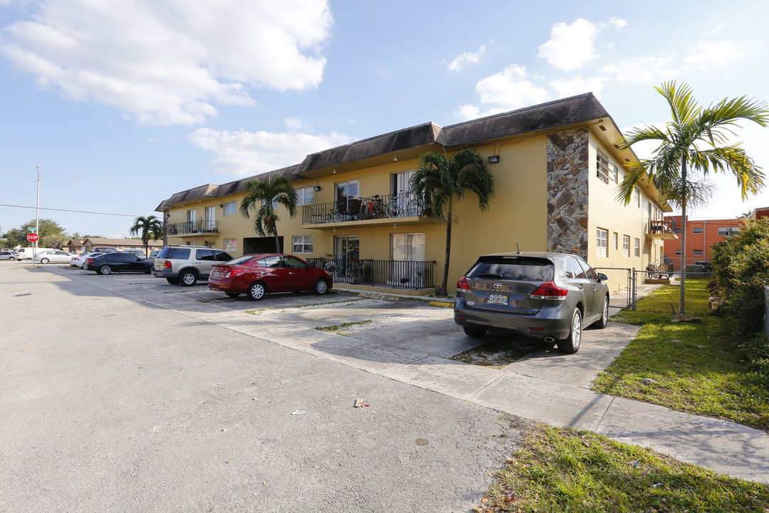 10 W 38th St in Hialeah, FL - Building Photo