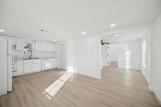 711 E 32nd St, Unit A in Houston, TX - Building Photo - Building Photo